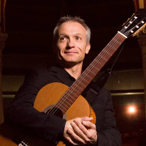 Pedro Jesús Gómez con guitarra clásica