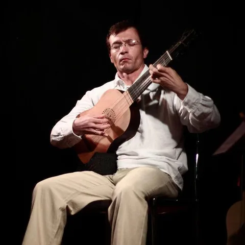 Pedro Jesús Gómez tocando la vihuela